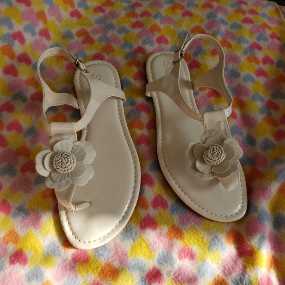 SALE ** BRAND NEW ** WHITE FLOWER SANDALS